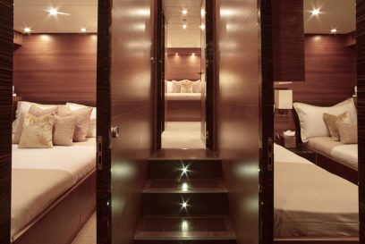 M/Y ECLAT - Main corridor