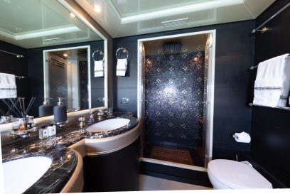 LAUREN V - Master en-suite