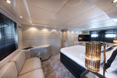 LAUREN V - Maste rcabin