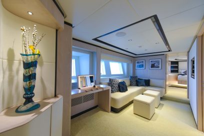 MAJESTY 120 - Lower deck lobby