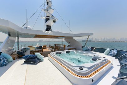 MAJESTY 120 - sun deck jaccuzzi