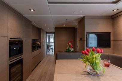 MAJESTY 175 - Main deck galley