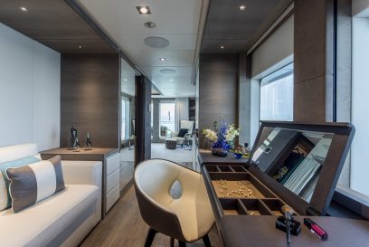 MAJESTY 175 - Owner's Settee