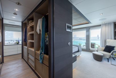 MAJESTY 175 - Owner's Walk-in closet