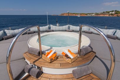 M/Y MOKA - sundeck jacuzzi