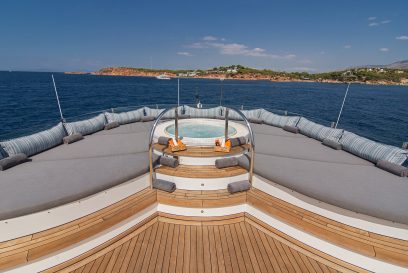 M/Y MOKA - sundeck jacuzzi 1